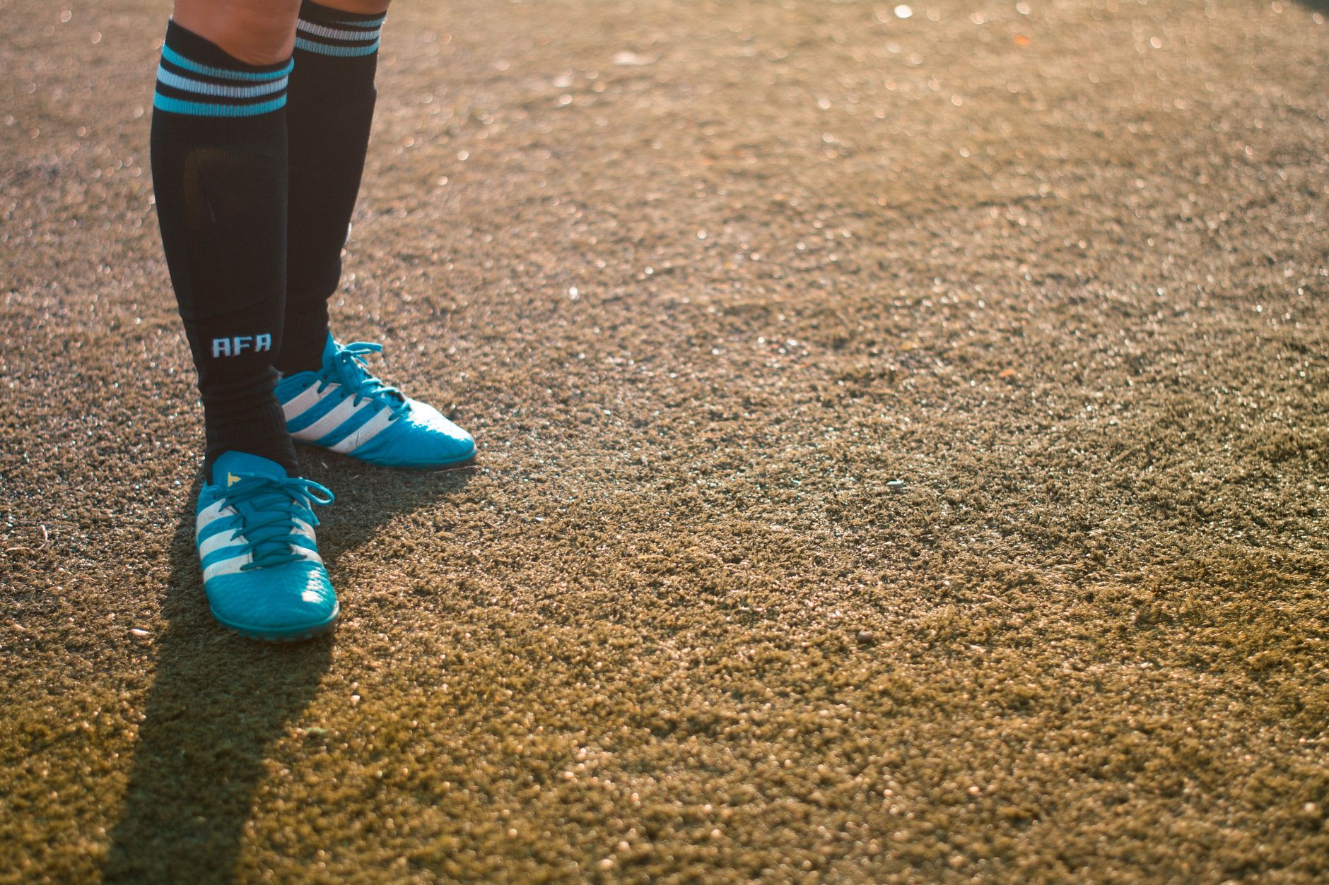 Fußballschuhe auf grünem Rasen